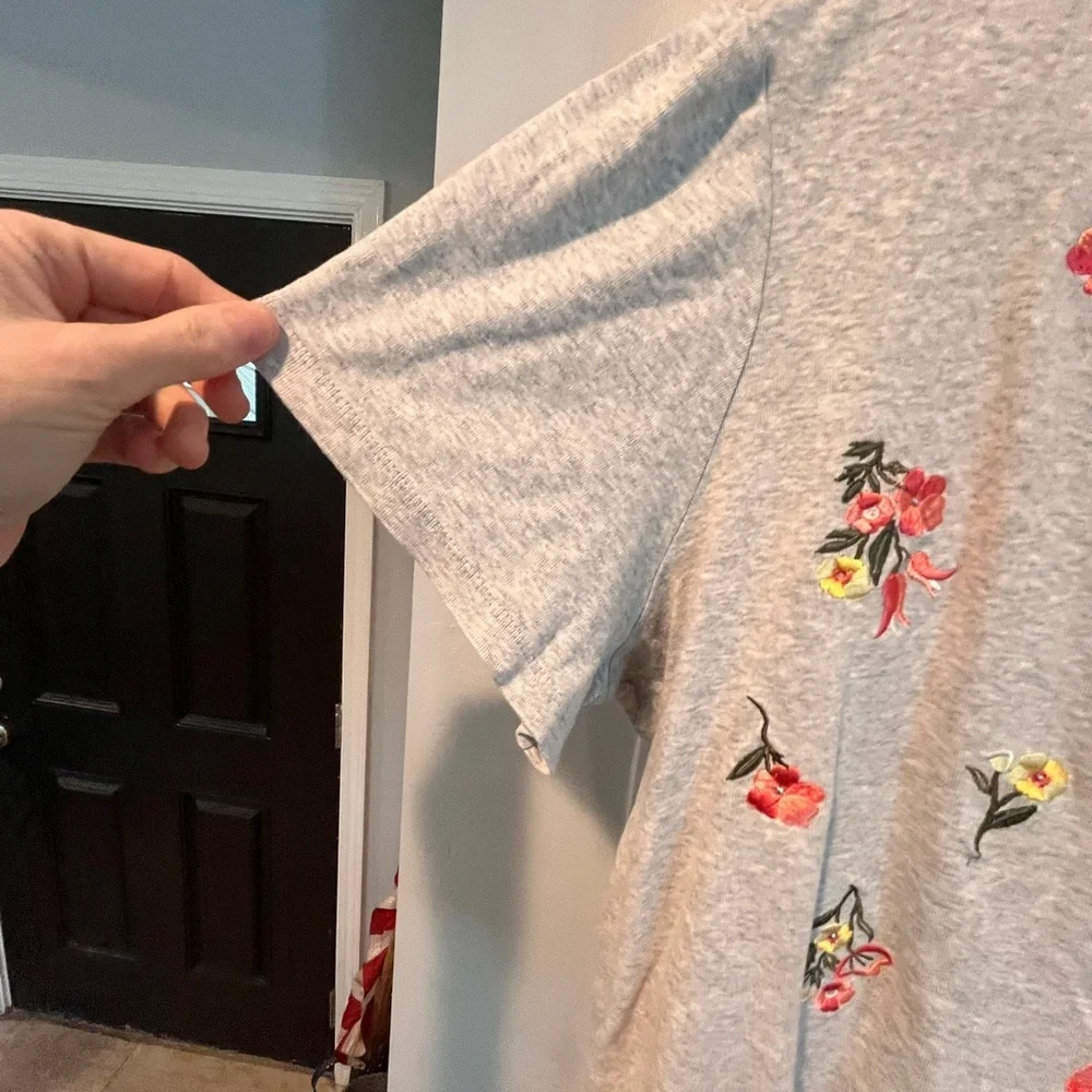 ~Karen Scott~ Gray Floral Embroidered Women's Top - Picture 3 of 7